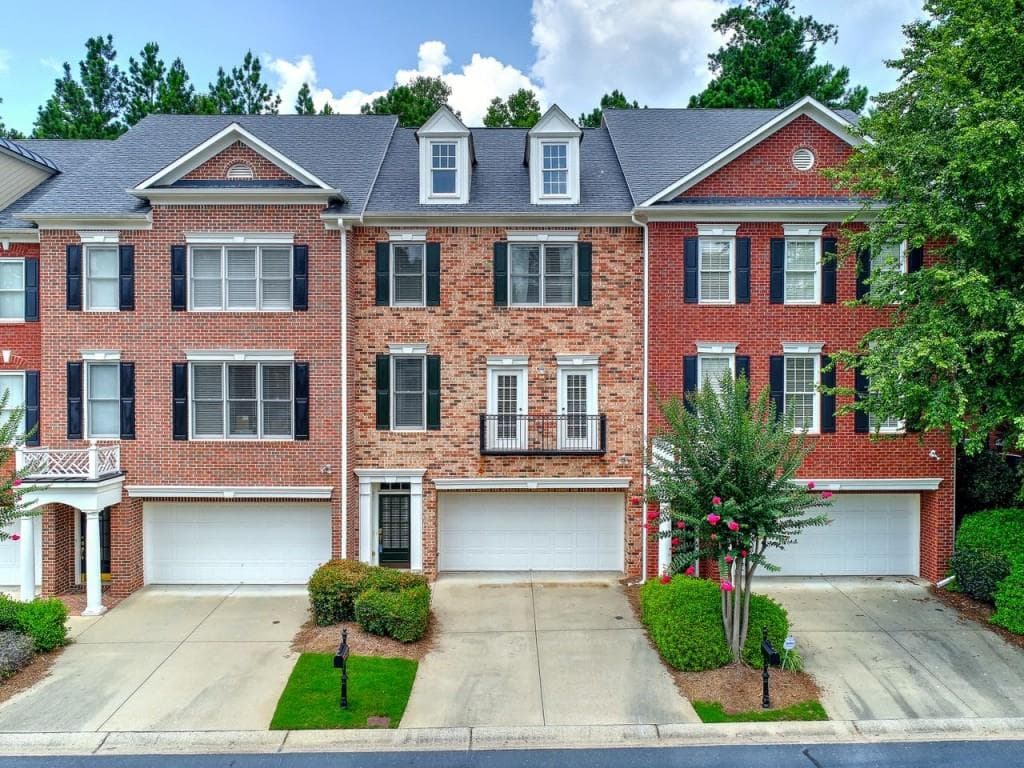 3 bedroom, 2,654 sq ft townhouse sold at 560 Vinings Estates Drive, Smyrna, GA 30126