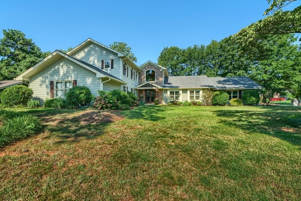 4 bedroom, 3,961 sq ft single family residence sold at 1600 Oakfield Lane, Roswell, GA 30075