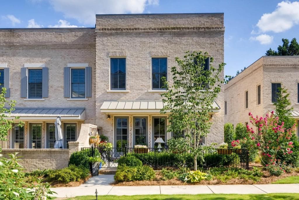 3 bedroom, 3,643 sq ft townhouse sold at 150 Forrest Alley, Roswell, GA 30075