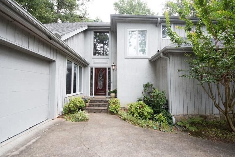 5 bedroom, 2,750 sq ft single family residence sold at 10045 Bankside Drive, Roswell, GA 30076