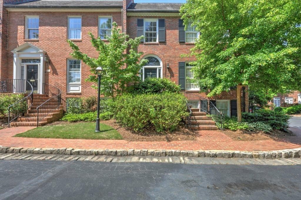 3 bedroom, 2,576 sq ft townhouse sold at 209 Townsend Place, Atlanta, GA 30327