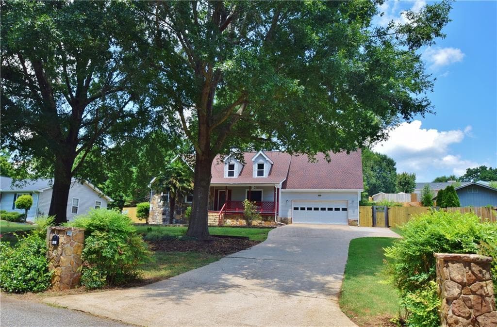 3 bedroom, 2,453 sq ft single family residence sold at 4823 Hiawatha Drive, Gainesville, GA 30506