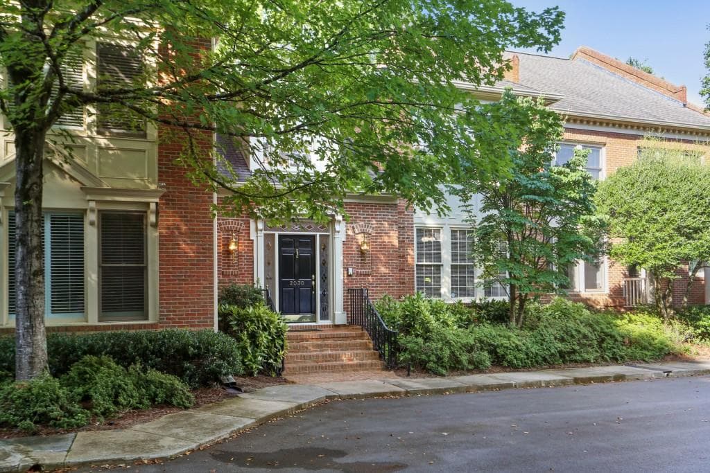 3 bedroom, 2,766 sq ft townhouse sold at 2030 Riverside Road, Roswell, GA 30076
