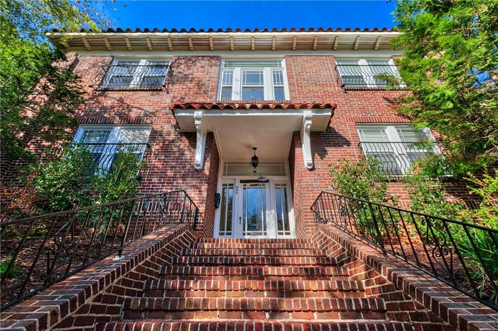 1 bedroom, 700 sq ft condominium sold at 968 Saint Charles Avenue 209, Atlanta, GA 30306