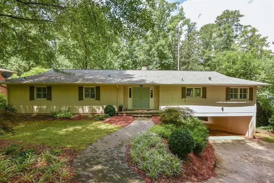 4 bedroom, 1,850 sq ft single family residence sold at 3240 Pinestream Road, Atlanta, GA 30327