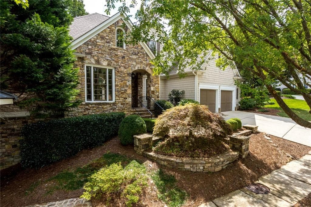 4 bedroom, 2,844 sq ft single family residence sold at 2940 Woodvale Court, Alpharetta, GA 30022
