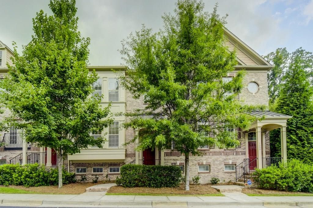 3 bedroom, 2,332 sq ft townhouse sold at 1095 E Paces Lane, Atlanta, GA 30326