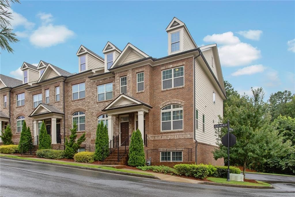 3 bedroom, 1,811 sq ft townhouse sold at 7285 Highland Bluff, Atlanta, GA 30328