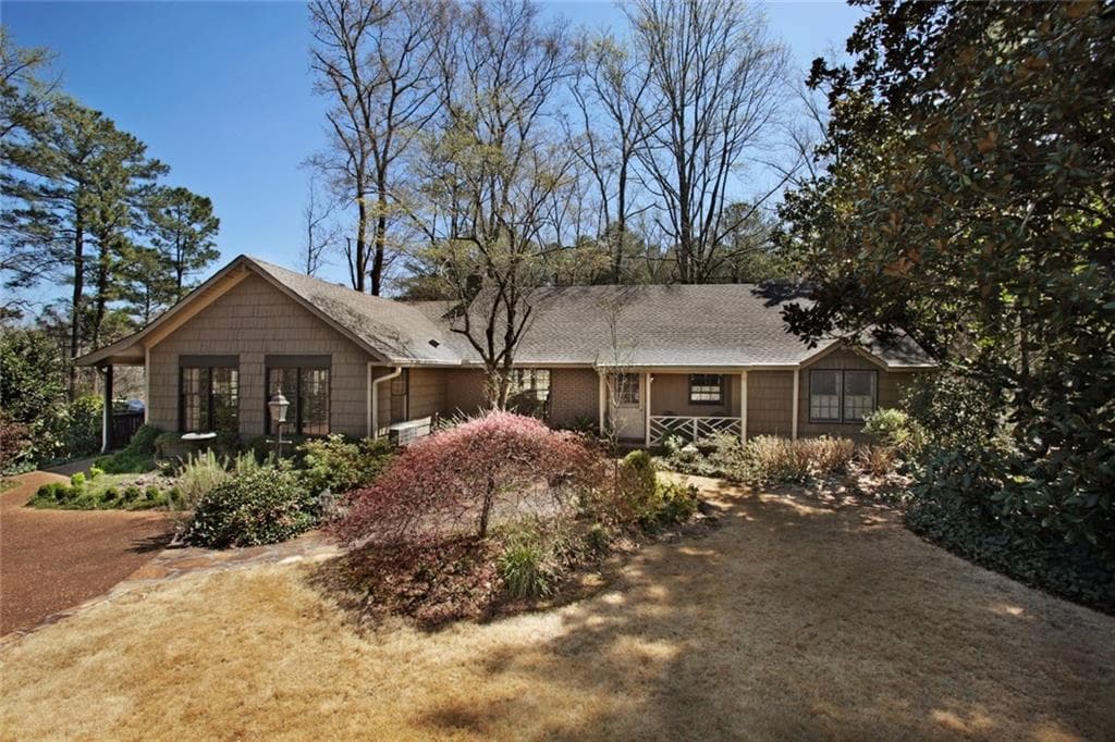 5 bedroom, 4,663 sq ft single family residence sold at 4795 Woodvale Drive, Atlanta, GA 30327