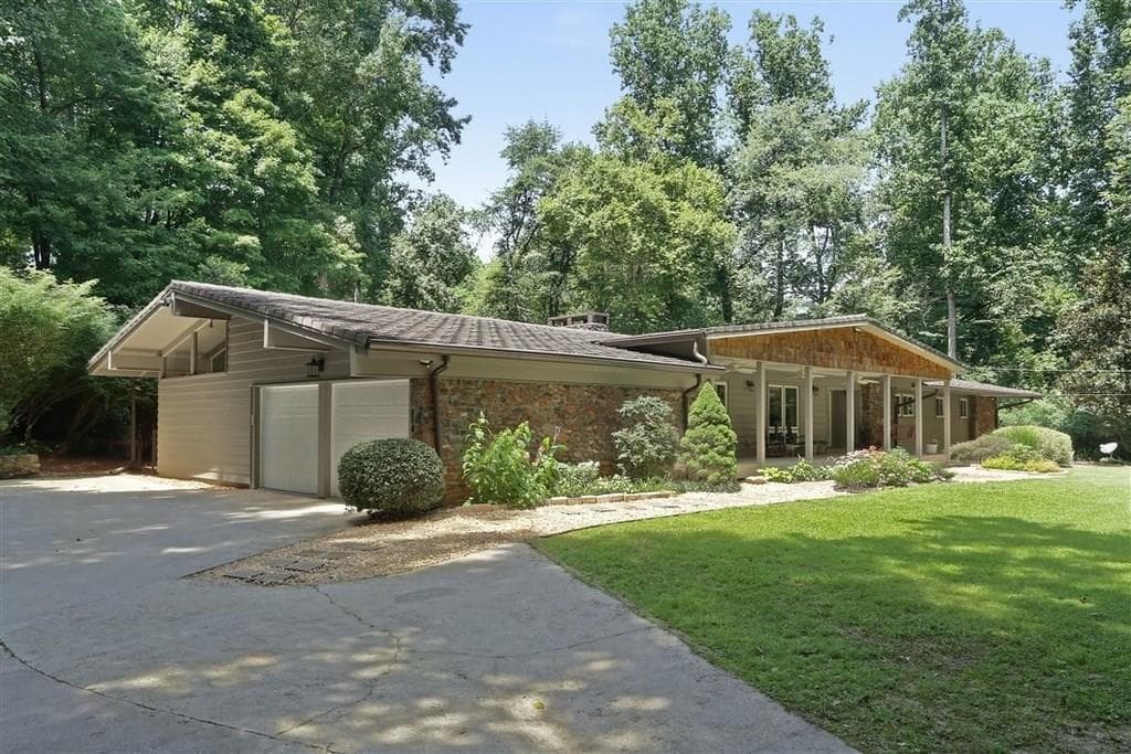 4 bedroom, 3,100 sq ft single family residence sold at 535 RIVER VALLEY Road, Atlanta, GA 30328
