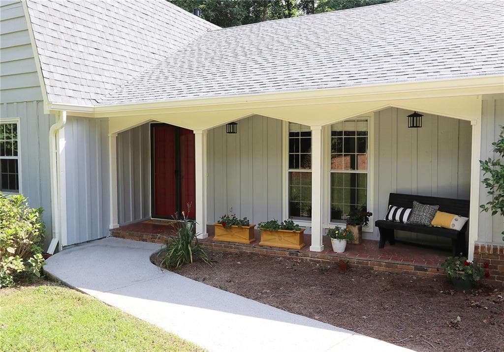 5 bedroom, 4,300 sq ft single family residence sold at 120 N Shore Court, Roswell, GA 30075
