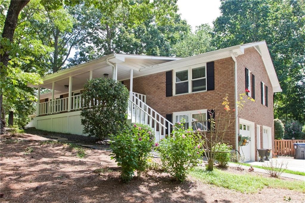 3 bedroom, 2,250 sq ft single family residence sold at 4967 Gunners Court, Roswell, GA 30075