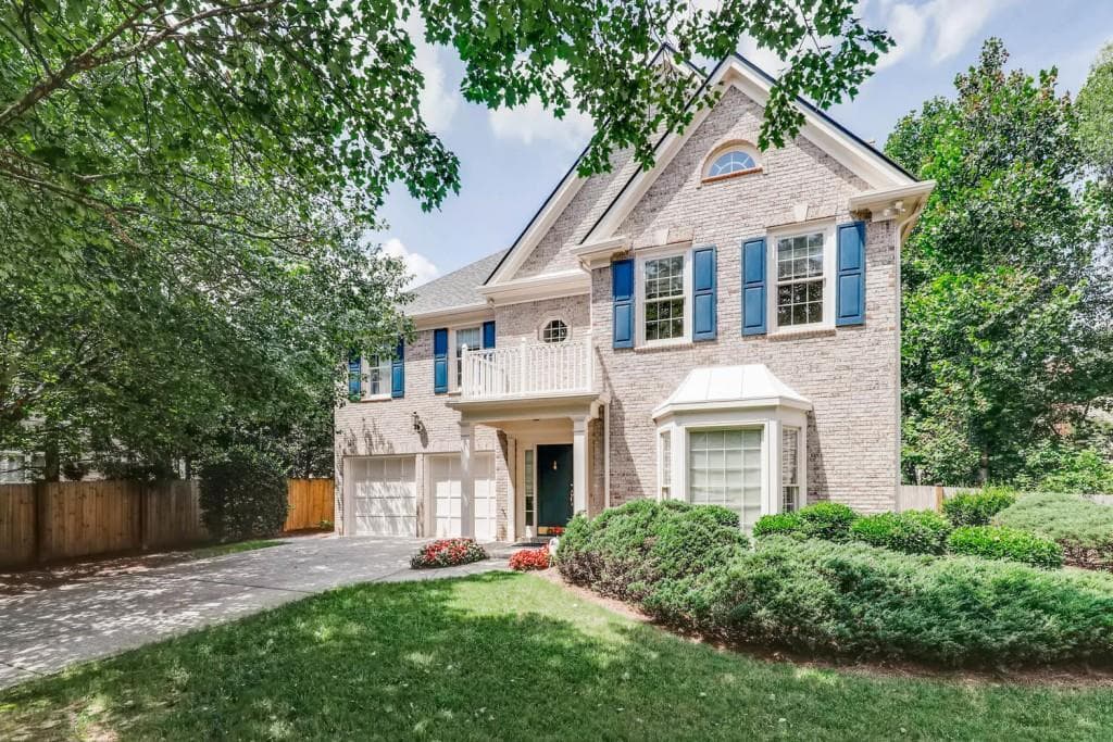 3 bedroom, 3,001 sq ft single family residence sold at 720 Glenridge Close Drive, Atlanta, GA 30328
