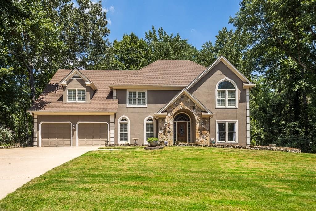 5 bedroom, 3,810 sq ft single family residence sold at 160 Spalding Creek Court, Sandy Springs, GA 30350