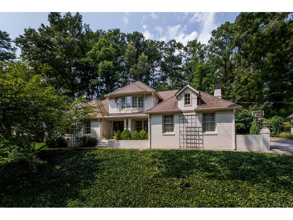 4 bedroom, 2,400 sq ft single family residence sold at 380 Elden Drive, Sandy Springs, GA 30342