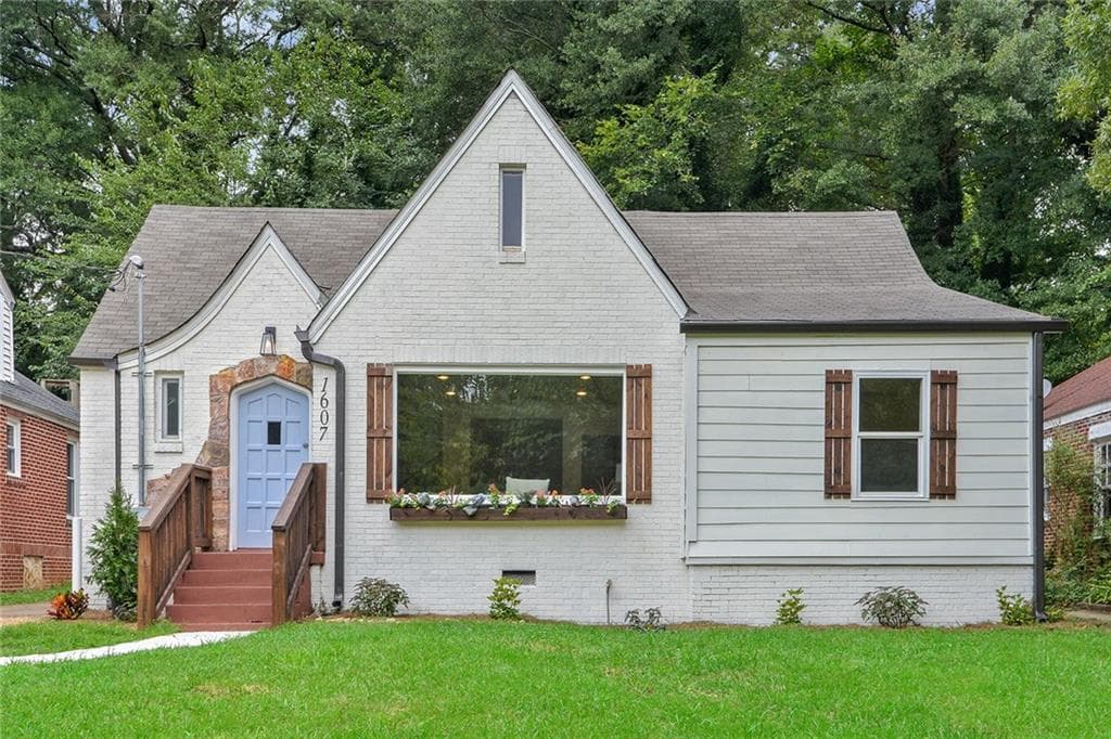 3 bedroom, 1,990 sq ft single family residence sold at 1607 S Gordon Street, Atlanta, GA 30310