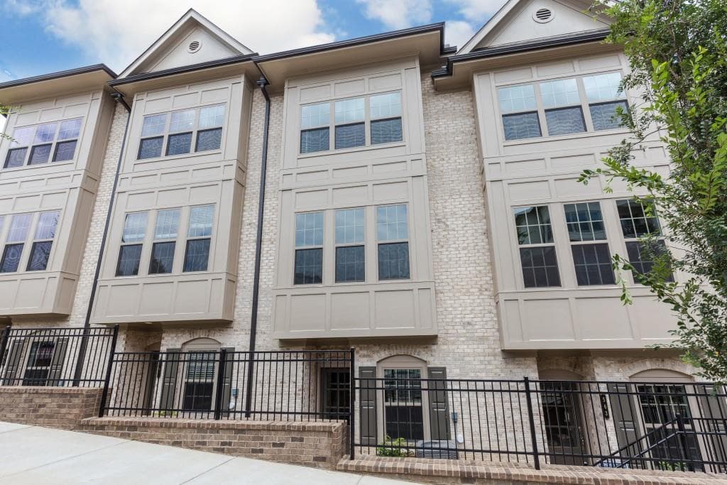 2 bedroom, 1,440 sq ft townhouse sold at 565 Broadview Place, Atlanta, GA 30324