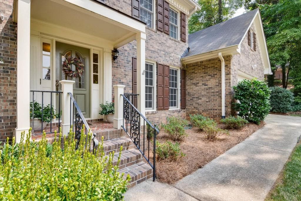 4 bedroom, 3,261 sq ft single family residence sold at 11695 Northgate Trail, Roswell, GA 30075