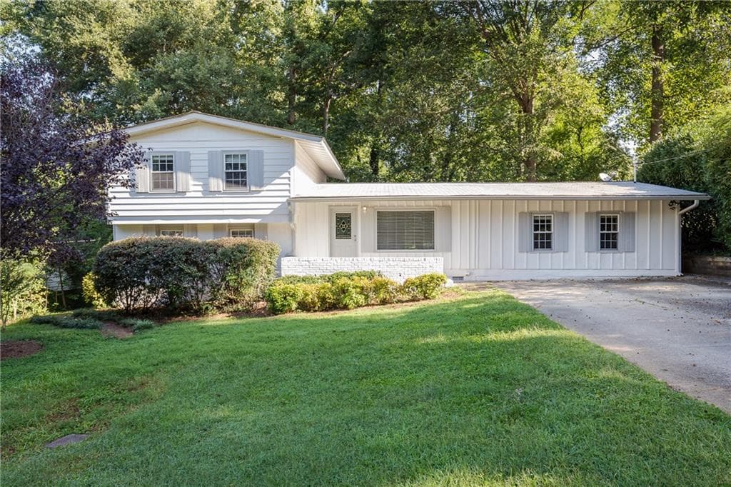 4 bedroom, 2,200 sq ft single family residence sold at 1705 Mohawk Place, Smyrna, GA 30080