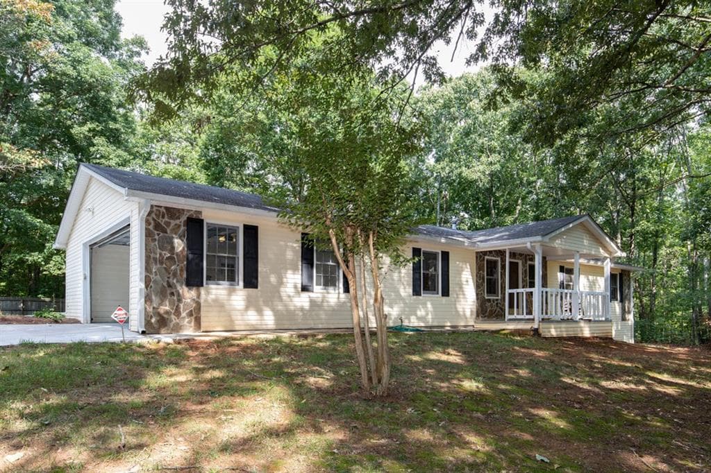 3 bedroom, 3,500 sq ft single family residence sold at 8120 Bouldercrest Place, Douglasville, GA 30135