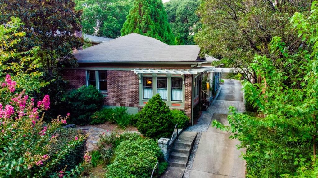 3 bedroom, 1,700 sq ft single family residence sold at 400 6th Street, Atlanta, GA 30308