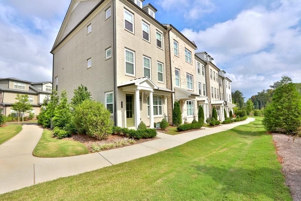 3 bedroom, 2,025 sq ft townhouse sold at 10198 Windalier Way 225, Roswell, GA 30076