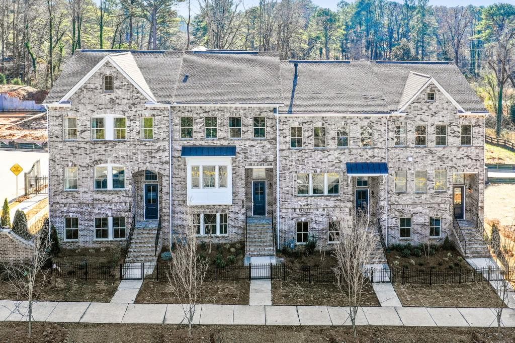 3 bedroom, 1,906 sq ft townhouse sold at 1972 Devonwood Drive, Atlanta, GA 30329
