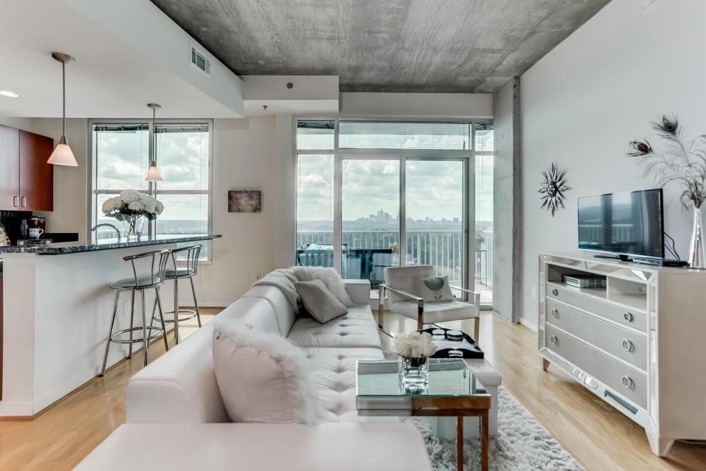 1 bedroom, 791 sq ft condominium sold at 250 Pharr Road 1514, Atlanta, GA 30305