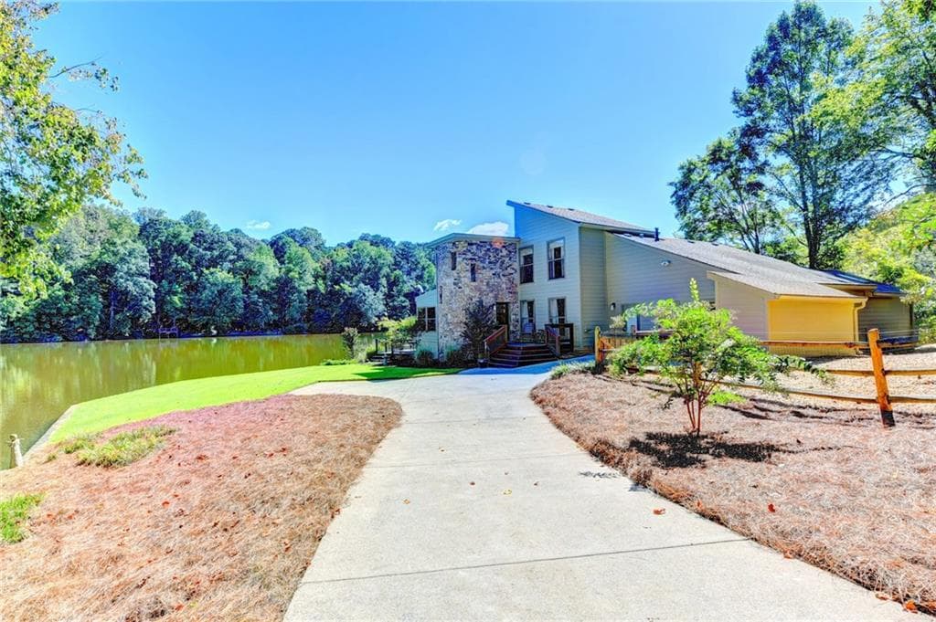 4 bedroom, 3,700 sq ft single family residence sold at 3850 Loch Highland Parkway, Roswell, GA 30075