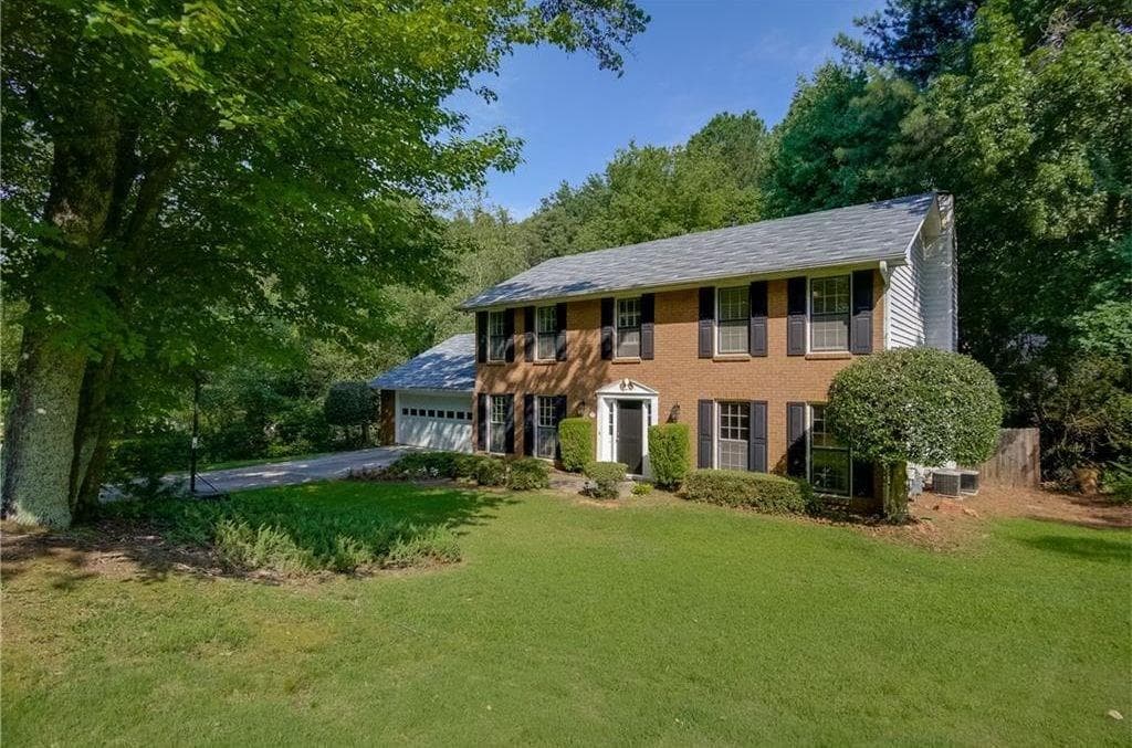 4 bedroom, 2,376 sq ft single family residence sold at 650 Lake Forest Court, Roswell, GA 30076