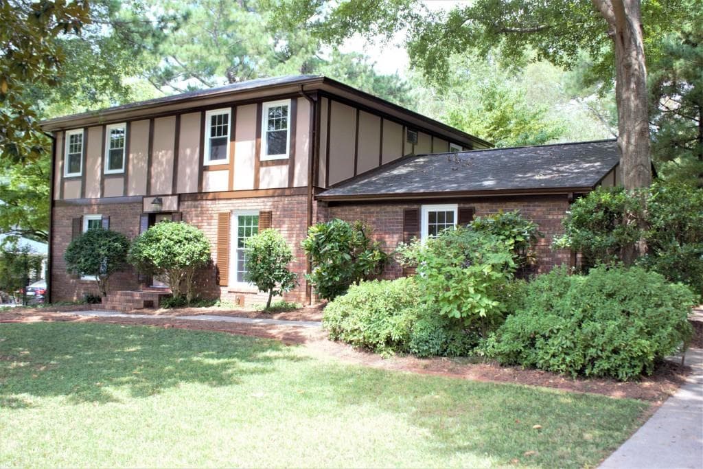 4 bedroom, 2,223 sq ft single family residence sold at 390 Stonebridge Drive, Roswell, GA 30075