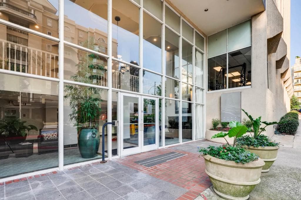 2 bedroom, 1,062 sq ft condominium sold at 2479 Peachtree Road 514, Atlanta, GA 30305