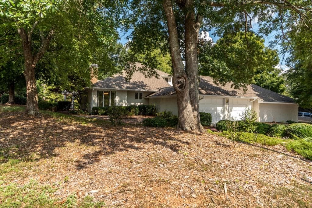 3 bedroom, 2,319 sq ft single family residence sold at 2540 Links End, Roswell, GA 30076