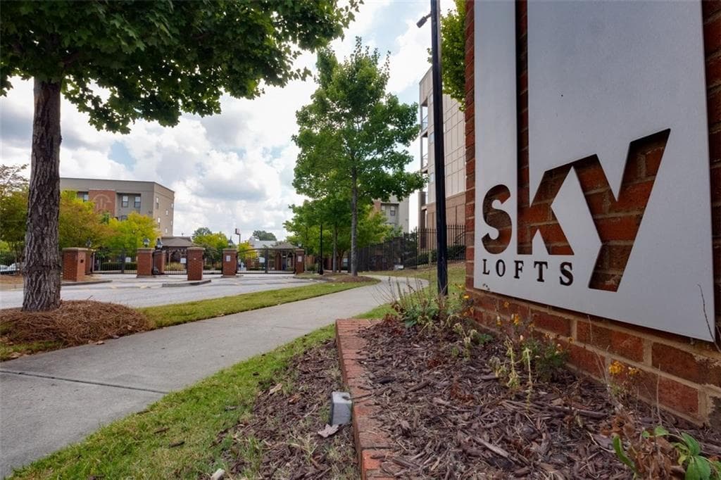 2 bedroom, 1,208 sq ft condominium sold at 898 Oak Street 3302, Atlanta, GA 30310