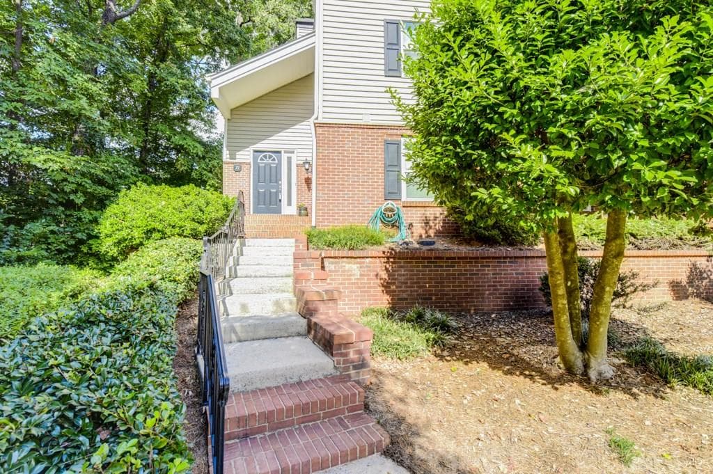 3 bedroom, 1,700 sq ft condominium sold at 71 DUNWOODY SPRINGS Drive 71, Atlanta, GA 30328