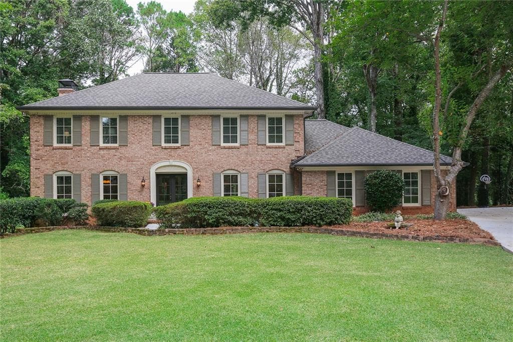 5 bedroom single family residence sold at 815 Overhill Court, Sandy Springs, GA 30328