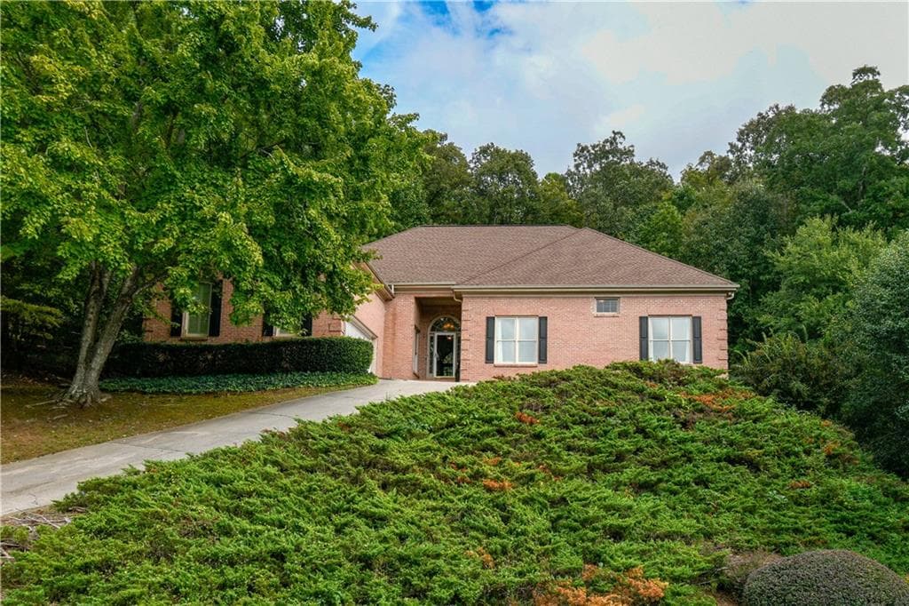 3 bedroom, 4,998 sq ft single family residence sold at 4935 Chatsworth Lane, Suwanee, GA 30024
