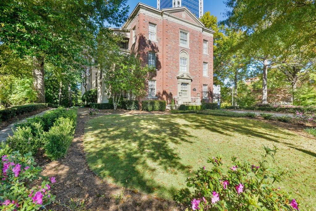 2 bedroom, 1,019 sq ft condominium sold at 2814 Peachtree Road 1, Atlanta, GA 30305