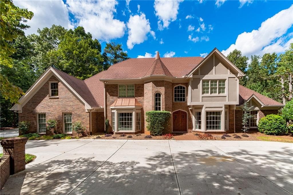 6 bedroom, 6,993 sq ft single family residence sold at 2 Bentley Trace Manor, Atlanta, GA 30327