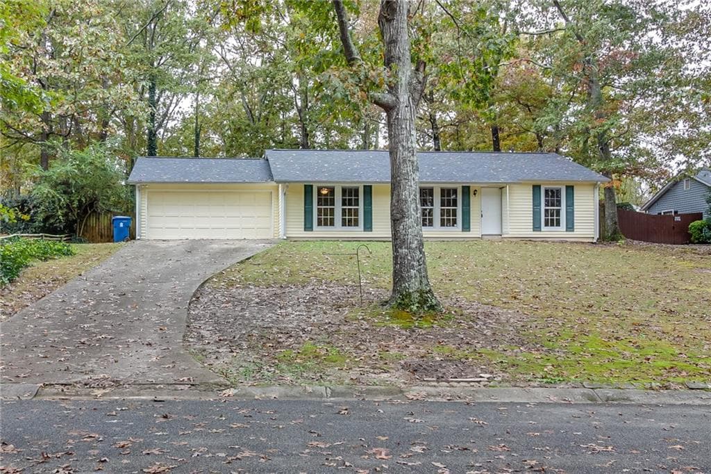 3 bedroom, 1,305 sq ft single family residence sold at 923 Bay Berry Lane, Lawrenceville, GA 30043