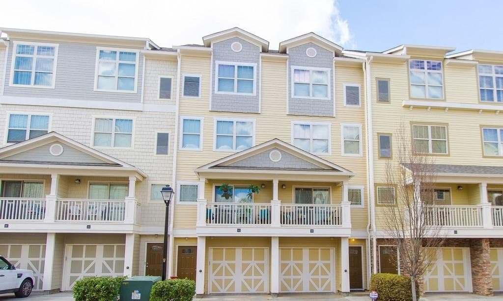 2 bedroom, 1,239 sq ft townhouse sold at 216 SEMEL Circle 359, Atlanta, GA 30309