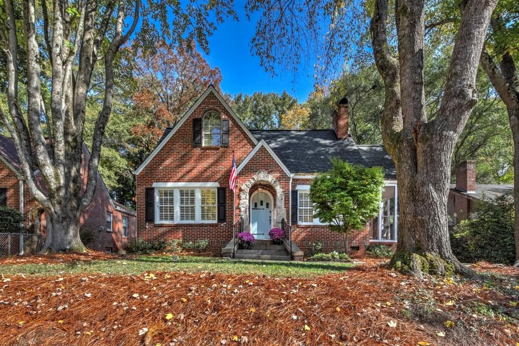 3 bedroom, 2,121 sq ft single family residence sold at 3251 W Shadowlawn Avenue, Atlanta, GA 30305