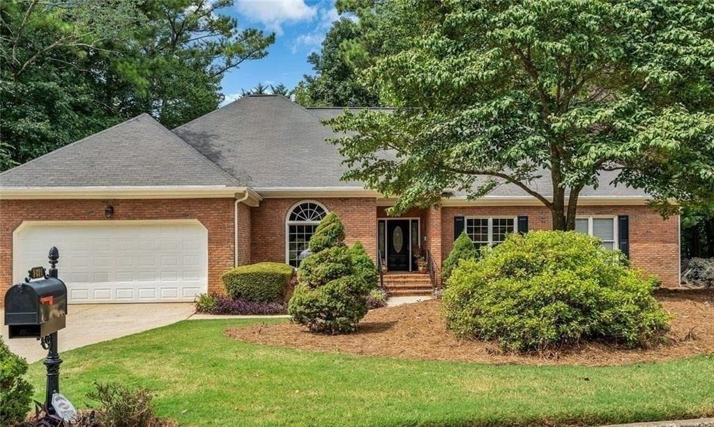 3 bedroom, 2,824 sq ft single family residence sold at 2825 Lakewind Court, Alpharetta, GA 30005
