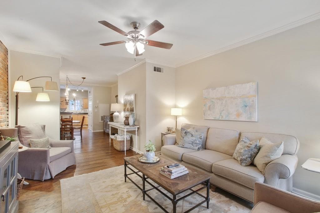 2 bedroom, 1,090 sq ft condominium sold at 3675 Peachtree Road 8, Atlanta, GA 30319