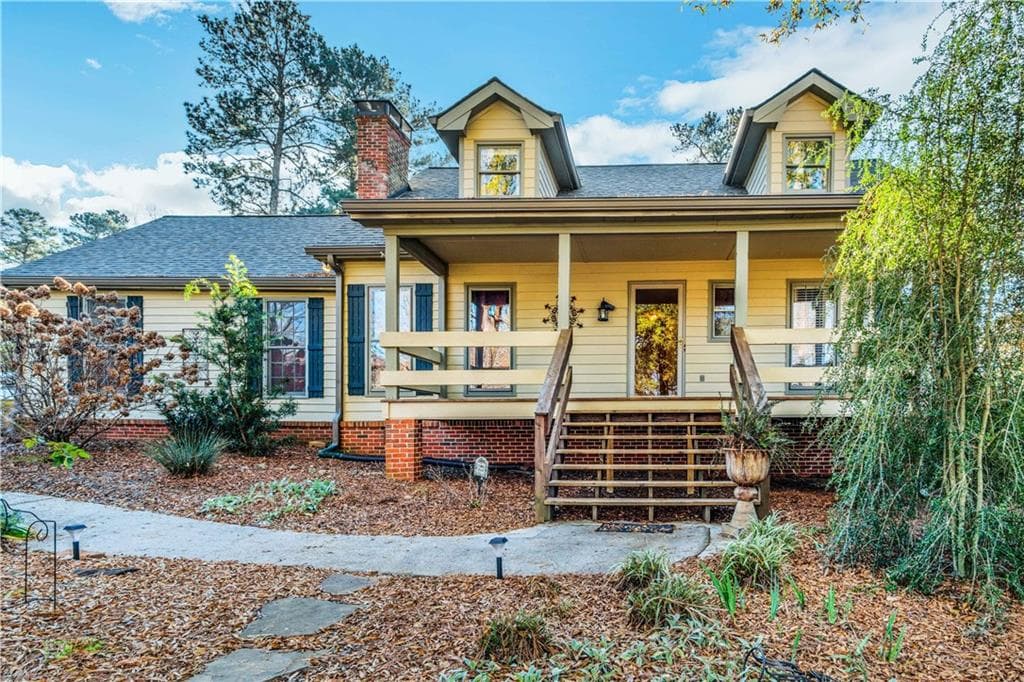 3 bedroom, 2,175 sq ft single family residence sold at 5813 Four Winds Drive, Lilburn, GA 30047