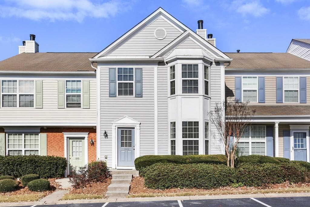 3 bedroom, 1,302 sq ft townhouse sold at 1008 Prestwyck Court, Alpharetta, GA 30004