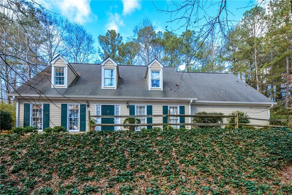 4 bedroom, 2,745 sq ft single family residence sold at 3433 Johnson Ferry Road, Roswell, GA 30075
