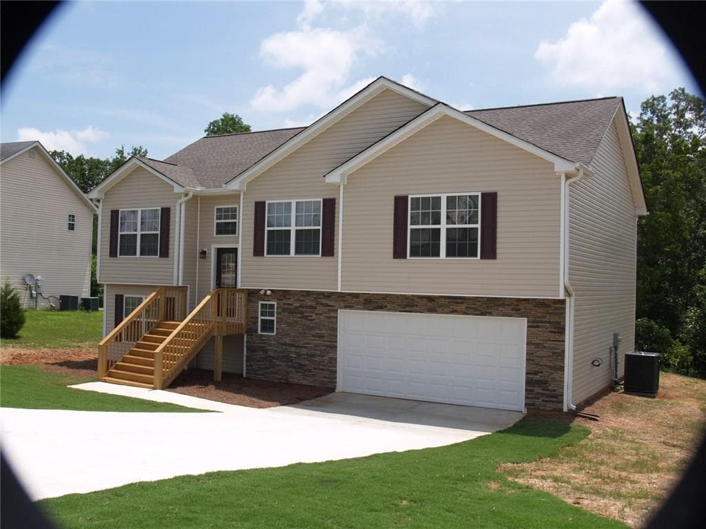 6 bedroom, 3,200 sq ft single family residence sold at 3451 Silver Chase Court, Gainesville, GA 30507