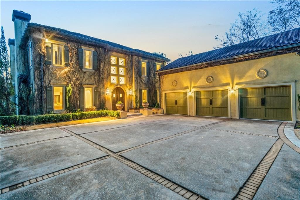 5 bedroom, 5,162 sq ft single family residence sold at 1386 Peachtree Battle Avenue, Atlanta, GA 30327