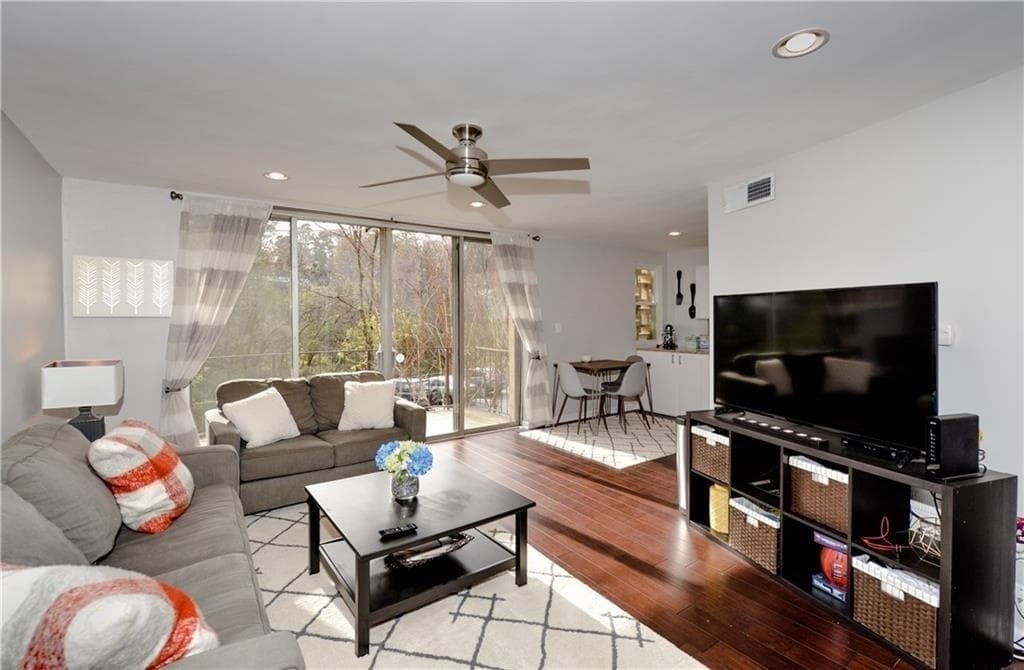 2 bedroom, 805 sq ft condominium sold at 120 Alden Avenue B2, Atlanta, GA 30309
